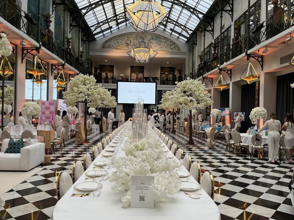 360 video spinner Amsterdam White Dinner (2)