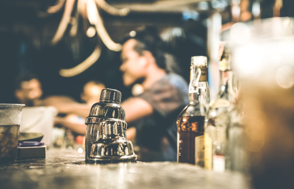 organising drinks party