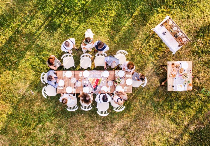 wedding trend 2022 outdoor
