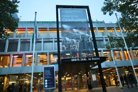 Erasmus universiteit fotozuil diplomering (1)