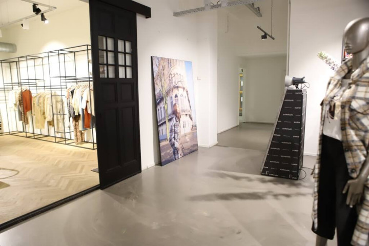 mirror booth with branding Summum Woman