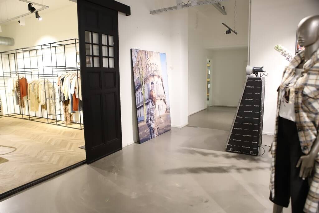 mirror booth with branding Summum Woman