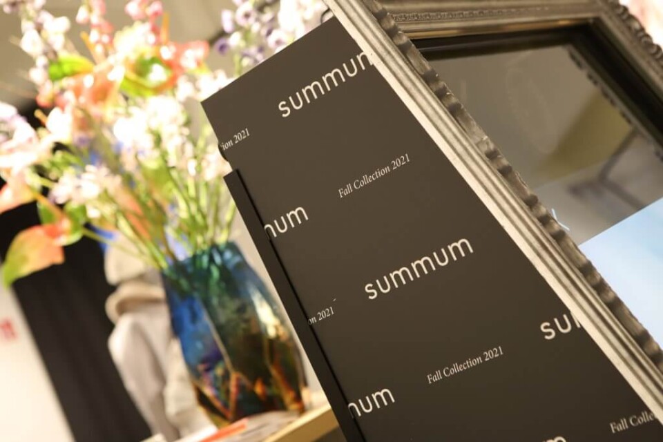 mirror booth with branding Summum Woman