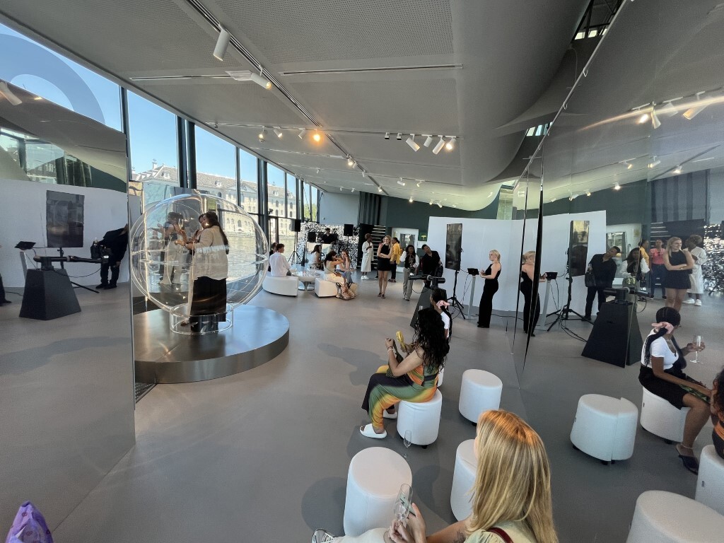Glambot Amsterdam Armani (1)