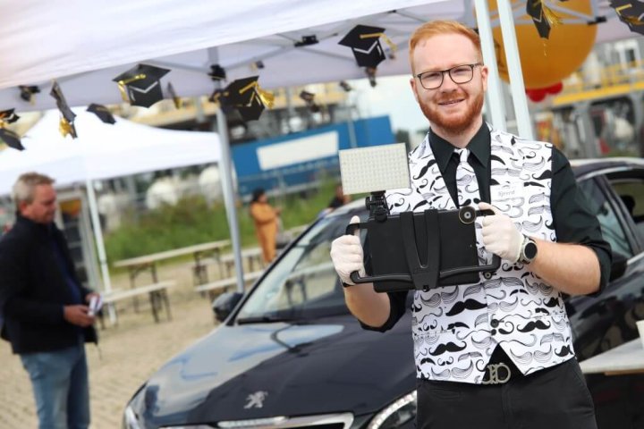 graduation roaming photo grapher